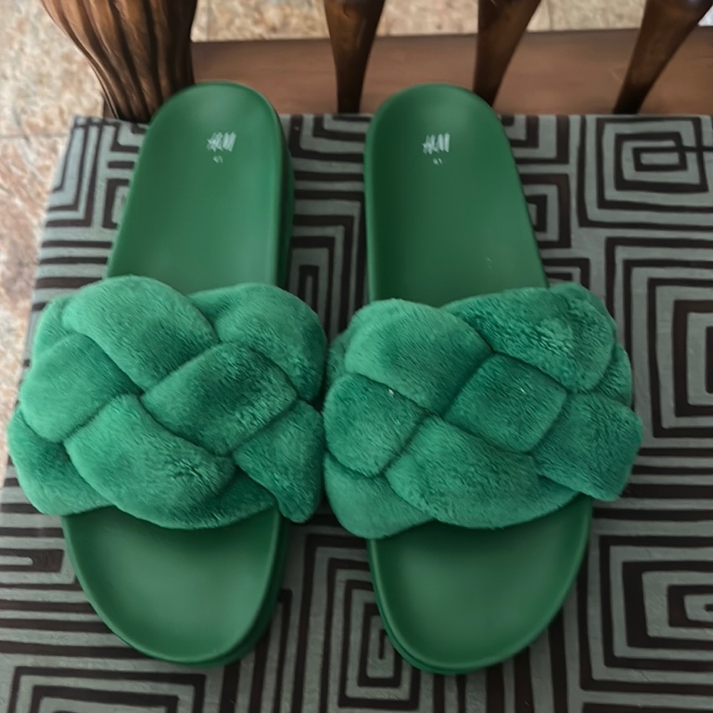 Stunning Soft cozy H&M slides